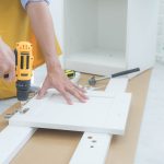 Co zrobić, kiedy urządzenia AGD odmawiają posłuszeństwa – lodówka nie chłodzi, pralka cieknie?